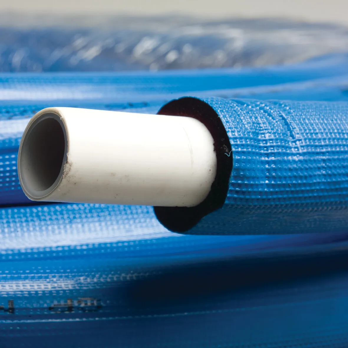 Isoliertes Druckrohr PE-Xb/AL/PE-Xb 25 mm x 2,5 mm Glatt 10bar Weiß 50m KIWA Mantel Rot